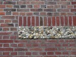 Detail gevel: bakstenen en kiezels in beton
<br/>
Gert-Jan Lobbes, 2017